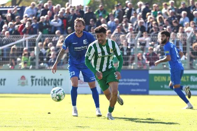 Fußball Regionalliga Nordost: BSG Chemie Leipzig vs. VSG Altglienicke Berlin; 03.10.2025 Stanley Ratifo (30, Chemie Leipzig) vor Kapitän Tim Rieder (23, VSG Altglienicke). Fußball, Regionalliga Nordost, Saison 2025 2026, 11. Spieltag: BSG Chemie Leipzig vs. VSG Altglienicke am 03.10.2025 im Alfred-Kunze-Sportpark, Leipzig Leutzsch. Copyright: xBEAUTIFULxSPORTS JanxKaeferx