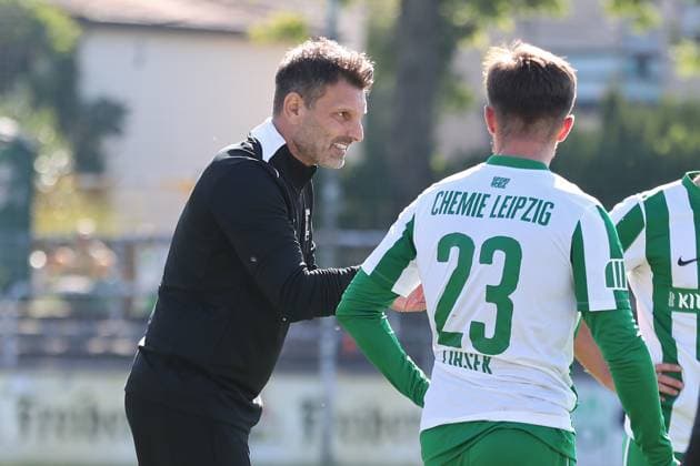 Fußball Regionalliga Nordost: BSG Chemie Leipzig vs. VSG Altglienicke Berlin; 03.10.2025 Cheftrainer Adrian Alipour (Chemie Leipzig) gibt seinen Spielern Anweisungen. Fußball, Regionalliga Nordost, Saison 2025 2026, 11. Spieltag: BSG Chemie Leipzig vs. VSG Altglienicke am 03.10.2025 im Alfred-Kunze-Sportpark, Leipzig Leutzsch. Copyright: xBEAUTIFULxSPORTS JanxKaeferx