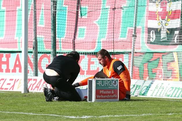 Fußball Regionalliga Nordost: BSG Chemie Leipzig vs. VSG Altglienicke Berlin; 03.10.2025 Behandlungspause für Torwart Florian Horenburg (1, Chemie Leipzig). Fußball, Regionalliga Nordost, Saison 2025 2026, 11. Spieltag: BSG Chemie Leipzig vs. VSG Altglienicke am 03.10.2025 im Alfred-Kunze-Sportpark, Leipzig Leutzsch. Copyright: xBEAUTIFULxSPORTS JanxKaeferx