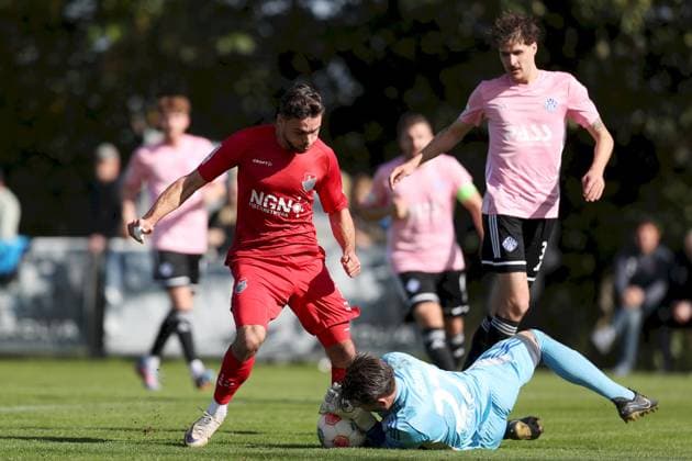 03.10.2025, xjcx, Herren, Fussball, Saison 2025 2026, Regionalliga Bayern, 12. Spieltag: TSV Aubstadt - SV Viktoria Aschaffenburg Severo Sturm ( 11, TSV Aubstadt), Hendrik Ehmann ( 3, SV Viktoria Aschaffenburg), Torwart Max Grün ( 27, SV Viktoria Aschaffenburg) Sulzfeld Schulstadion Aubstadt Bayern Deutschland