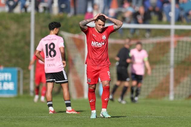 03.10.2025, xjcx, Herren, Fussball, Saison 2025 2026, Regionalliga Bayern, 12. Spieltag: TSV Aubstadt - SV Viktoria Aschaffenburg Ingo Feser ( 23, TSV Aubstadt) hadert Sulzfeld Schulstadion Aubstadt Bayern Deutschland