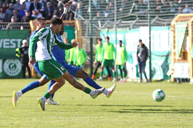 Fußball Regionalliga Nordost: BSG Chemie Leipzig vs. VSG Altglienicke Berlin; 03.10.2025 Stanley Ratifo (30, Chemie Leipzig) erzielt das Tor zum 2:0. Fußball, Regionalliga Nordost, Saison 2025 2026, 11. Spieltag: BSG Chemie Leipzig vs. VSG Altglienicke am 03.10.2025 im Alfred-Kunze-Sportpark, Leipzig Leutzsch. Copyright: xBEAUTIFULxSPORTS JanxKaeferx