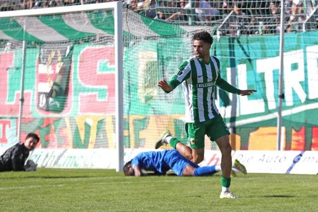 Fußball Regionalliga Nordost: BSG Chemie Leipzig vs. VSG Altglienicke Berlin; 03.10.2025 Stanley Ratifo (30, Chemie Leipzig) bejubelt sein Tor zum 2:0. Fußball, Regionalliga Nordost, Saison 2025 2026, 11. Spieltag: BSG Chemie Leipzig vs. VSG Altglienicke am 03.10.2025 im Alfred-Kunze-Sportpark, Leipzig Leutzsch. Copyright: xBEAUTIFULxSPORTS JanxKaeferx