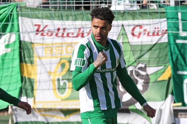 Fußball Regionalliga Nordost: BSG Chemie Leipzig vs. VSG Altglienicke Berlin; 03.10.2025 Siegerfaust bei Stanley Ratifo (30, Chemie Leipzig) nach seinem Tor zum 2:0, Jubel. Fußball, Regionalliga Nordost, Saison 2025 2026, 11. Spieltag: BSG Chemie Leipzig vs. VSG Altglienicke am 03.10.2025 im Alfred-Kunze-Sportpark, Leipzig Leutzsch. Copyright: xBEAUTIFULxSPORTS JanxKaeferx