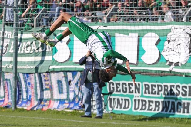 Sport Bilder des Tages Fußball Regionalliga Nordost: BSG Chemie Leipzig vs. VSG Altglienicke Berlin; 03.10.2025 Stanley Ratifo (30, Chemie Leipzig) mit akrobatischem Tor-Jubel, Salto. Fußball, Regionalliga Nordost, Saison 2025 2026, 11. Spieltag: BSG Chemie Leipzig vs. VSG Altglienicke am 03.10.2025 im Alfred-Kunze-Sportpark, Leipzig Leutzsch. Copyright: xBEAUTIFULxSPORTS JanxKaeferx