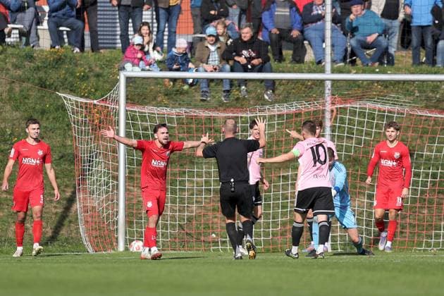 03.10.2025, xjcx, Herren, Fussball, Saison 2025 2026, Regionalliga Bayern, 12. Spieltag: TSV Aubstadt - SV Viktoria Aschaffenburg Severo Sturm ( 11, TSV Aubstadt) hadert, reklamiert bei Schiedsrichter Stefan Treiber (FC Zell-Bruck) Sulzfeld Schulstadion Aubstadt Bayern Deutschland