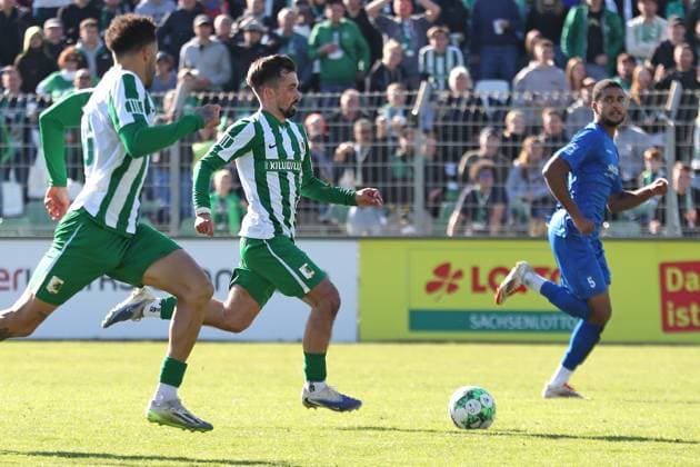 Fußball Regionalliga Nordost: BSG Chemie Leipzig vs. VSG Altglienicke Berlin; 03.10.2025 Nils Lihsek (23, Chemie Leipzig) leitet mit seinem Konter das Tor zum 2:0 ein. Fußball, Regionalliga Nordost, Saison 2025 2026, 11. Spieltag: BSG Chemie Leipzig vs. VSG Altglienicke am 03.10.2025 im Alfred-Kunze-Sportpark, Leipzig Leutzsch. Copyright: xBEAUTIFULxSPORTS JanxKaeferx