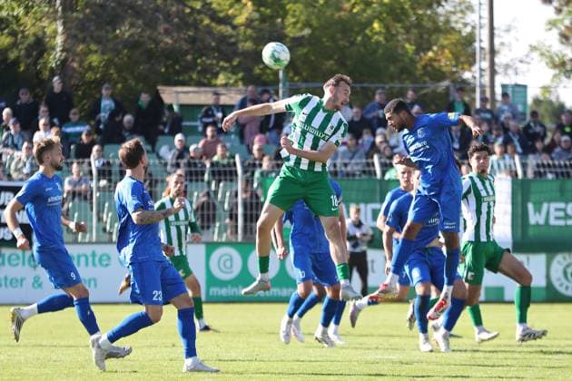 Fußball Regionalliga Nordost: BSG Chemie Leipzig vs. VSG Altglienicke Berlin; 03.10.2025 Philipp Wendt (18, Chemie Leipzig) und David Kebe (5, VSG Altglienicke) in der Luft. Fußball, Regionalliga Nordost, Saison 2025 2026, 11. Spieltag: BSG Chemie Leipzig vs. VSG Altglienicke am 03.10.2025 im Alfred-Kunze-Sportpark, Leipzig Leutzsch. Copyright: xBEAUTIFULxSPORTS JanxKaeferx