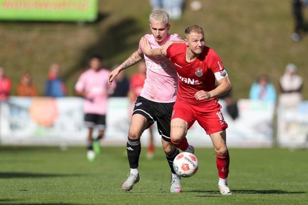 03.10.2025, xjcx, Herren, Fussball, Saison 2025 2026, Regionalliga Bayern, 12. Spieltag: TSV Aubstadt - SV Viktoria Aschaffenburg Georgios Makridis ( 9, SV Viktoria Aschaffenburg) und Steffen Behr ( 16, TSV Aubstadt) Sulzfeld Schulstadion Aubstadt Bayern Deutschland