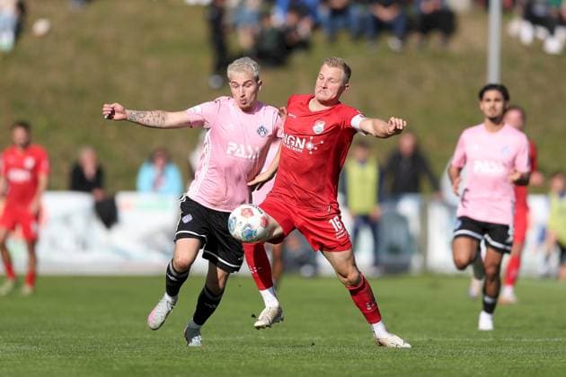 03.10.2025, xjcx, Herren, Fussball, Saison 2025 2026, Regionalliga Bayern, 12. Spieltag: TSV Aubstadt - SV Viktoria Aschaffenburg Georgios Makridis ( 9, SV Viktoria Aschaffenburg) und Steffen Behr ( 16, TSV Aubstadt) Sulzfeld Schulstadion Aubstadt Bayern Deutschland