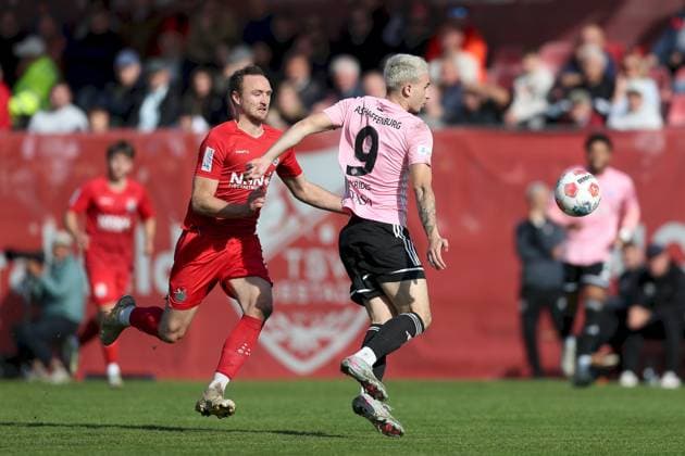 03.10.2025, xjcx, Herren, Fussball, Saison 2025 2026, Regionalliga Bayern, 12. Spieltag: TSV Aubstadt - SV Viktoria Aschaffenburg Marco Nickel ( 29, TSV Aubstadt) und Georgios Makridis ( 9, SV Viktoria Aschaffenburg) Sulzfeld Schulstadion Aubstadt Bayern Deutschland