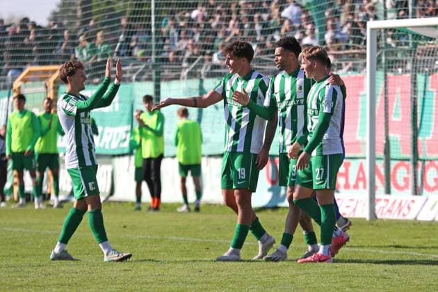 Fußball Regionalliga Nordost: BSG Chemie Leipzig vs. VSG Altglienicke Berlin; 03.10.2025 Jubel bei Stanley Ratifo (30, Chemie Leipzig 2.v.r.) und Kollegen nach dem dritten Tor. Fußball, Regionalliga Nordost, Saison 2025 2026, 11. Spieltag: BSG Chemie Leipzig vs. VSG Altglienicke am 03.10.2025 im Alfred-Kunze-Sportpark, Leipzig Leutzsch. Copyright: xBEAUTIFULxSPORTS JanxKaeferx