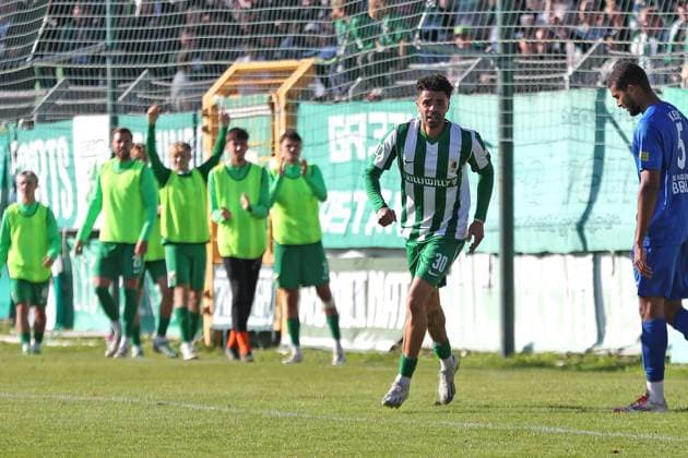 Fußball Regionalliga Nordost: BSG Chemie Leipzig vs. VSG Altglienicke Berlin; 03.10.2025 Stanley Ratifo (30, Chemie Leipzig) trifft zum dritten Mal, die Auswechselspieler im Hintergrund jubeln. Fußball, Regionalliga Nordost, Saison 2025 2026, 11. Spieltag: BSG Chemie Leipzig vs. VSG Altglienicke am 03.10.2025 im Alfred-Kunze-Sportpark, Leipzig Leutzsch. Copyright: xBEAUTIFULxSPORTS JanxKaeferx