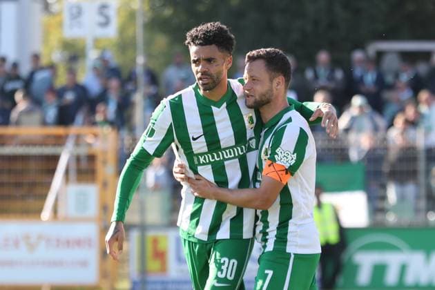 Fußball Regionalliga Nordost: BSG Chemie Leipzig vs. VSG Altglienicke Berlin; 03.10.2025 Stanley Ratifo (30, Chemie Leipzig) jubelt mit Kapitän Janik Mäder (7, Chemie Leipzig). Fußball, Regionalliga Nordost, Saison 2025 2026, 11. Spieltag: BSG Chemie Leipzig vs. VSG Altglienicke am 03.10.2025 im Alfred-Kunze-Sportpark, Leipzig Leutzsch. Copyright: xBEAUTIFULxSPORTS JanxKaeferx