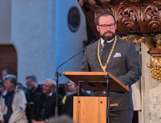 Verleihung des Memminger Freiheitspreises 1525 an den früheren SC Freiburg Trainer Christian Streich in der evangelischen Kirche St. Martin. Ansprache des Oberbürgermeister der Stadt Memmingen Jan Rothenbacher Foto:Eibner Pressefoto Eky Eibner Verleihung des Memminger Freiheitspreises 1525 an den früheren SC Freiburg Trainer Christian Streich Memmingen Copyright: xEibner-Pressefotox EP_EER