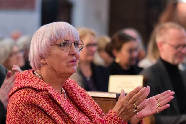 Laudatorin Claudia Roth sagte beim Festakt in der evangelischen Kirche St. Martin, der langjährige Coach des SC Freiburg habe das Stadion zum Lernort der Demokratie gemacht. Foto:Eibner Pressefoto Eky Eibner Verleihung des Memminger Freiheitspreises 1525 an den früheren SC Freiburg Trainer Christian Streich Memmingen Copyright: xEibner-Pressefotox EP_EER