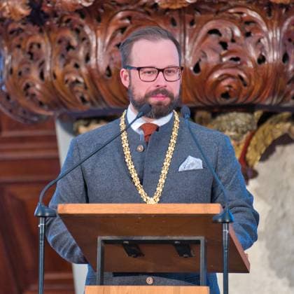 Verleihung des Memminger Freiheitspreises 1525 an den früheren SC Freiburg Trainer Christian Streich in der evangelischen Kirche St. Martin. Ansprache des Oberbürgermeister der Stadt Memmingen Jan Rothenbacher Foto:Eibner Pressefoto Eky Eibner Verleihung des Memminger Freiheitspreises 1525 an den früheren SC Freiburg Trainer Christian Streich Memmingen Copyright: xEibner-Pressefotox EP_EER