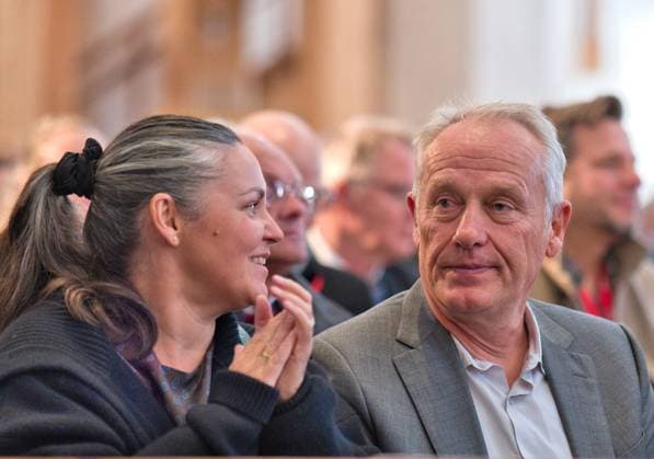 Verleihung des Memminger Freiheitspreises 1525 an den früheren SC Freiburg Trainer Christian Streich in der evangelischen Kirche St. Martin. Christian Streich mit Ehefrau Foto:Eibner Pressefoto Eky Eibner Verleihung des Memminger Freiheitspreises 1525 an den früheren SC Freiburg Trainer Christian Streich Memmingen Copyright: xEibner-Pressefotox EP_EER