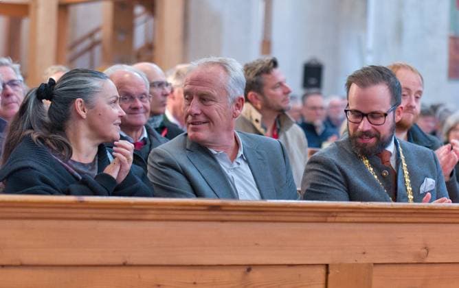 Verleihung des Memminger Freiheitspreises 1525 an den früheren SC Freiburg Trainer Christian Streich in der evangelischen Kirche St. Martin. Christian Streich mit Ehefrau, rechts Oberbürgermeister von Memmingen Jan Rothenbacher Foto:Eibner Pressefoto Eky Eibner Verleihung des Memminger Freiheitspreises 1525 an den früheren SC Freiburg Trainer Christian Streich Memmingen Copyright: xEibner-Pressefotox EP_EER