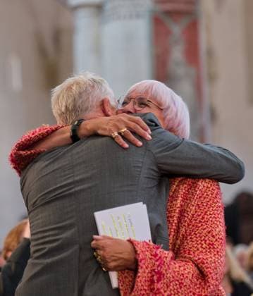 Laudatorin Claudia Roth sagte beim Festakt in der evangelischen Kirche St. Martin, der langjährige Coach des SC Freiburg habe das Stadion zum Lernort der Demokratie gemacht. Umarmung mit Christian Streich Foto:Eibner Pressefoto Eky Eibner Verleihung des Memminger Freiheitspreises 1525 an den früheren SC Freiburg Trainer Christian Streich Memmingen Copyright: xEibner-Pressefotox EP_EER