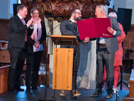 Verleihung des Memminger Freiheitspreises 1525 an den früheren SC Freiburg Trainer Christian Streich in der evangelischen Kirche St. Martin. Übergabe der Urkunden von Oberbürgermeister Jan Rothenbacher Memmingen Foto:Eibner Pressefoto Eky Eibner Verleihung des Memminger Freiheitspreises 1525 an den früheren SC Freiburg Trainer Christian Streich Memmingen Copyright: xEibner-Pressefotox EP_EER