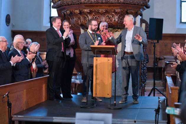 Verleihung des Memminger Freiheitspreises 1525 an den früheren SC Freiburg Trainer Christian Streich in der evangelischen Kirche St. Martin. Übergabe der Urkunden von Oberbürgermeister Jan Rothenbacher Memmingen Foto:Eibner Pressefoto Eky Eibner Verleihung des Memminger Freiheitspreises 1525 an den früheren SC Freiburg Trainer Christian Streich Memmingen Copyright: xEibner-Pressefotox EP_EER