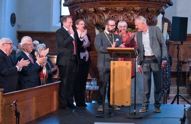 Verleihung des Memminger Freiheitspreises 1525 an den früheren SC Freiburg Trainer Christian Streich in der evangelischen Kirche St. Martin. Übergabe der Urkunden von Oberbürgermeister Jan Rothenbacher Memmingen Foto:Eibner Pressefoto Eky Eibner Verleihung des Memminger Freiheitspreises 1525 an den früheren SC Freiburg Trainer Christian Streich Memmingen Copyright: xEibner-Pressefotox EP_EER