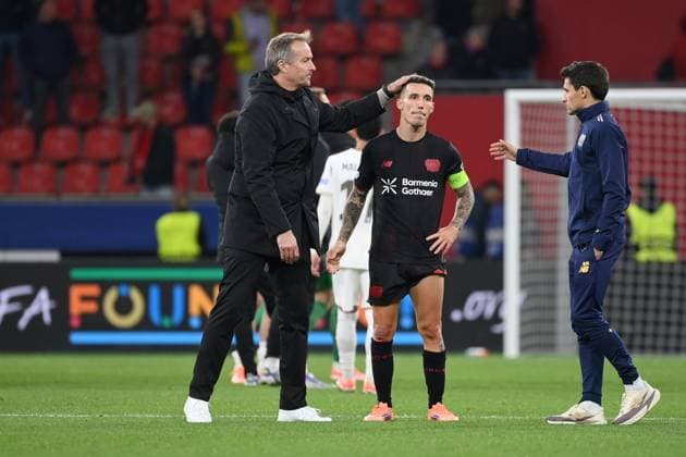 Trainer Kasper Hjulmand (Bayer 04 Leverkusen), Alejandro Grimaldo (Bayer 04 Leverkusen), v.li. nach dem Spiel 01.10.2025, Fussball Champions League 2025 2026, 2. Spieltag, Bayer 04 Leverkusen - PSV Eindhoven 1:1 UEFA regulations prohibit any use of photographs as image sequences and or quasi-video Leverkusen BayArena Nordrhein Westfalen Deutschland *** Coach Kasper Hjulmand Bayer 04 Leverkusen , Alejandro Grimaldo Bayer 04 Leverkusen , v li after the match 01 10 2025, Soccer Champions League 2025 2026, Matchday 2, Bayer 04 Leverkusen PSV Eindhoven 1 1 UEFA regulations prohibit any use of photographs as image sequences and or quasi video Leverkusen BayArena Nordrhein Westfalen Germany Team2