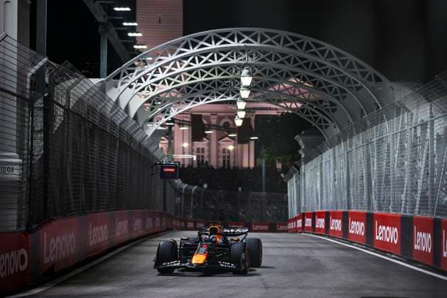 F1 - SINGAPORE GRAND PRIX 2025 01 VERSTAPPEN Max (nld), Red Bull Racing RB21, action during the 2025 Formula 1 Singapore Grand Prix, 18th round of the 2025 FIA Formula One World Championship, WM, Weltmeisterschaft from October 3 to 5, 2025 on the Marina Bay Street Circuit, in Singapore - SingaporeSingapore  Copyright: xXavixBonillax