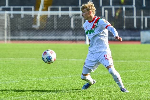 FC Augsburg II gegen Hankofen-Hailing 03.10.2025 Louis Stegmiller (FC Augsburg II 23) , Augsburg, 03.10..2025 - 12. Spieltag der Regionalliga Bayern, FC Augsburg II gegen Hankofen-Hailing, Augsburg Rosenaustadion Copyright: xBEAUTIFULxSPORTS Märklx