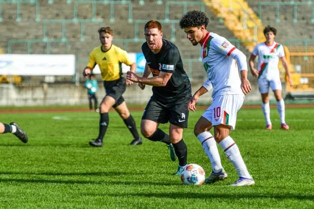 FC Augsburg II gegen Hankofen-Hailing 03.10.2025 Aiman Dardari (FC Augsburg II 10) gegen Patrick Choroba (Hankofen-Hailing 14) , Augsburg, 03.10..2025 - 12. Spieltag der Regionalliga Bayern, FC Augsburg II gegen Hankofen-Hailing, Augsburg Rosenaustadion Copyright: xBEAUTIFULxSPORTS Märklx