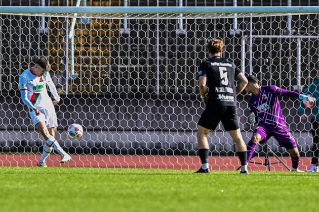 FC Augsburg II gegen Hankofen-Hailing 03.10.2025 David Lichtensteiger (FC Augsburg II 3) klaert auf der Linie , Augsburg, 03.10..2025 - 12. Spieltag der Regionalliga Bayern, FC Augsburg II gegen Hankofen-Hailing, Augsburg Rosenaustadion Copyright: xBEAUTIFULxSPORTS Märklx