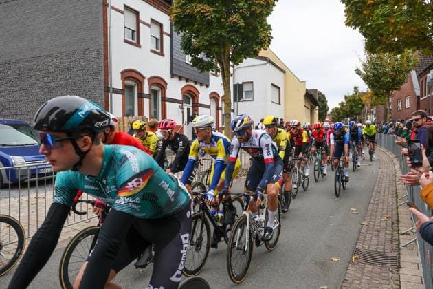 Start des Radrennens durch das Münsterland mit Ziel auf dem Schlossplatz in Münster. Zu Beginn führt die Rennstrecke durch die Straßen von Oelde-Stromberg. Oelde, Nordrhein-Westfalen, DEU, Deutschland, 03.10.2025 Sparkassen Münsterland Giro.
