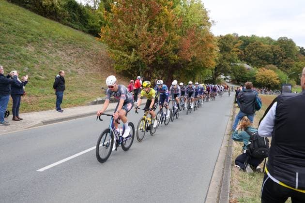 Start des Radrennens durch das Münsterland mit Ziel auf dem Schlossplatz in Münster. Bergwertung an der Schanze in Oelde-Stromberg. Peloton. . Oelde, Nordrhein-Westfalen, DEU, Deutschland, 03.10.2025 Sparkassen Münsterland Giro.
