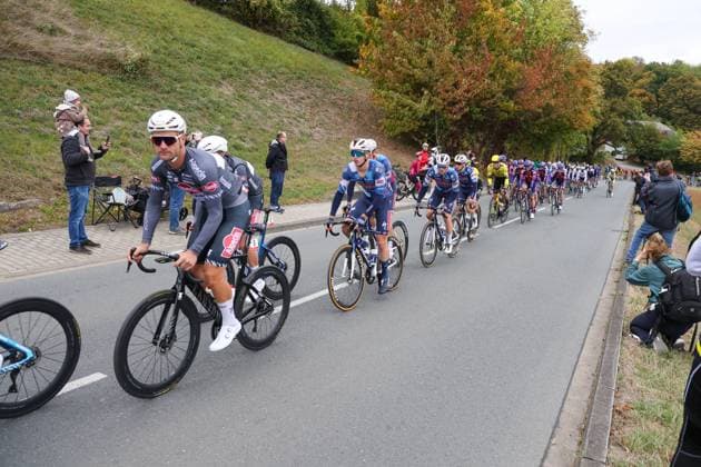 Start des Radrennens durch das Münsterland mit Ziel auf dem Schlossplatz in Münster. Bergwertung an der Schanze in Oelde-Stromberg. Peloton. . Oelde, Nordrhein-Westfalen, DEU, Deutschland, 03.10.2025 Sparkassen Münsterland Giro.