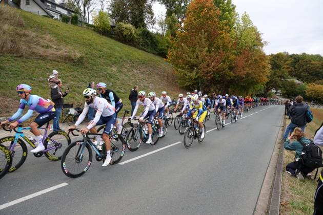 Start des Radrennens durch das Münsterland mit Ziel auf dem Schlossplatz in Münster. Bergwertung an der Schanze in Oelde-Stromberg. Peloton. . Oelde, Nordrhein-Westfalen, DEU, Deutschland, 03.10.2025 Sparkassen Münsterland Giro.