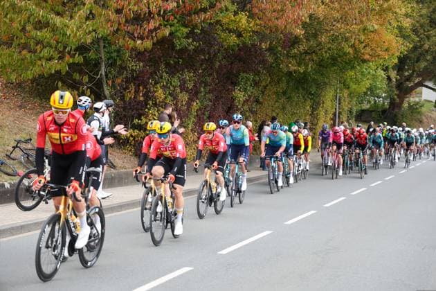 Start des Radrennens durch das Münsterland mit Ziel auf dem Schlossplatz in Münster. Bergwertung an der Schanze in Oelde-Stromberg. Peloton. . Oelde, Nordrhein-Westfalen, DEU, Deutschland, 03.10.2025 Sparkassen Münsterland Giro.