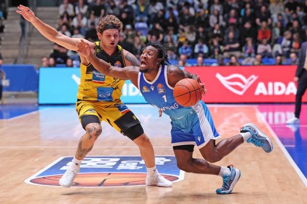Sport Bilder des Tages Isaiah Swope (Frankfurt - Fraport Skyliners, Nr. 1) im Zweikampf mit Booker Coplin (MHP Riesen Ludwigsburg, Nr. 9), Basketball BL, easyCredit BBL, Skyliners Frankfurt - MHP Riesen Ludwigsburg, 03.10.2025 Frankfurt Süwag Energie Arena Deutschland *** Isaiah Swope Frankfurt Fraport Skyliners, No. 1 in duel with Booker Coplin MHP Riesen Ludwigsburg, No. 9 , Basketball BL, easyCredit BBL, Skyliners Frankfurt MHP Riesen Ludwigsburg, 03 10 2025 Frankfurt Süwag Energie Arena Germany