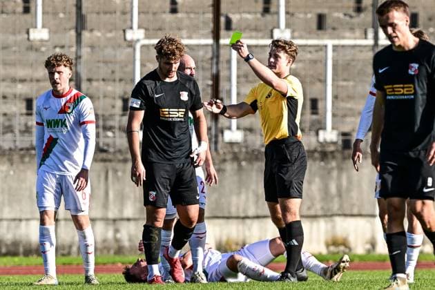 FC Augsburg II gegen Hankofen-Hailing 03.10.2025 Schiedsricher Raphael Salzberger gibt gelb gegen Andreas Wagner (Hankofen-Hailing 87) , Augsburg, 03.10..2025 - 12. Spieltag der Regionalliga Bayern, FC Augsburg II gegen Hankofen-Hailing, Augsburg Rosenaustadion Copyright: xBEAUTIFULxSPORTS Märklx