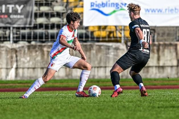 FC Augsburg II gegen Hankofen-Hailing 03.10.2025 Franz Xaver Bleicher (FC Augsburg II 8) gegen Andreas Wagner (Hankofen-Hailing 87) , Augsburg, 03.10..2025 - 12. Spieltag der Regionalliga Bayern, FC Augsburg II gegen Hankofen-Hailing, Augsburg Rosenaustadion Copyright: xBEAUTIFULxSPORTS Märklx