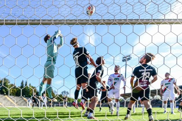 FC Augsburg II gegen Hankofen-Hailing 03.10.2025 Hintertoraufnahme:Erfolgreiche Abwehr durch Tobias Lermer (Hankofen-Hailing 22) , Augsburg, 03.10..2025 - 12. Spieltag der Regionalliga Bayern, FC Augsburg II gegen Hankofen-Hailing, Augsburg Rosenaustadion Copyright: xBEAUTIFULxSPORTS Märklx