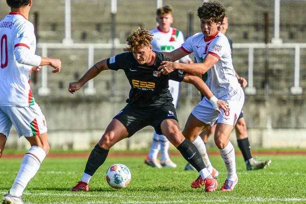 FC Augsburg II gegen Hankofen-Hailing 03.10.2025 Franz Xaver Bleicher (FC Augsburg II 8) gegen Andreas Wagner (Hankofen-Hailing 87) , Augsburg, 03.10..2025 - 12. Spieltag der Regionalliga Bayern, FC Augsburg II gegen Hankofen-Hailing, Augsburg Rosenaustadion Copyright: xBEAUTIFULxSPORTS Märklx