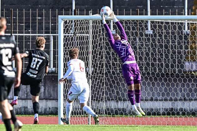 FC Augsburg II gegen Hankofen-Hailing 03.10.2025 Noah George (FC Augsburg II 22) sicher , Augsburg, 03.10..2025 - 12. Spieltag der Regionalliga Bayern, FC Augsburg II gegen Hankofen-Hailing, Augsburg Rosenaustadion Copyright: xBEAUTIFULxSPORTS Märklx