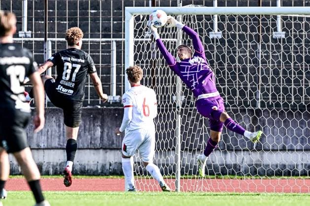 FC Augsburg II gegen Hankofen-Hailing 03.10.2025 Noah George (FC Augsburg II 22) sicher , Augsburg, 03.10..2025 - 12. Spieltag der Regionalliga Bayern, FC Augsburg II gegen Hankofen-Hailing, Augsburg Rosenaustadion Copyright: xBEAUTIFULxSPORTS Märklx