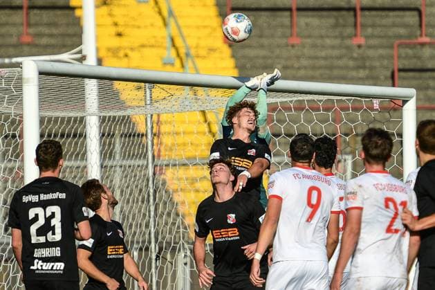 FC Augsburg II gegen Hankofen-Hailing 03.10.2025 Erfolgrteiche Abwehr des Eckballs durch Sebastian Maier (Hankofen-Hailing 21) und seine Abwehr , Augsburg, 03.10..2025 - 12. Spieltag der Regionalliga Bayern, FC Augsburg II gegen Hankofen-Hailing, Augsburg Rosenaustadion Copyright: xBEAUTIFULxSPORTS Märklx
