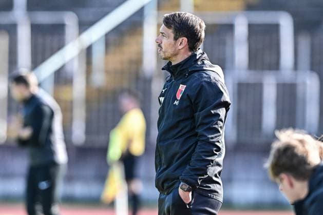 FC Augsburg II gegen Hankofen-Hailing 03.10.2025 Trainer Markus Feulner (FC Augsburg) , Augsburg, 03.10..2025 - 12. Spieltag der Regionalliga Bayern, FC Augsburg II gegen Hankofen-Hailing, Augsburg Rosenaustadion Copyright: xBEAUTIFULxSPORTS Märklx