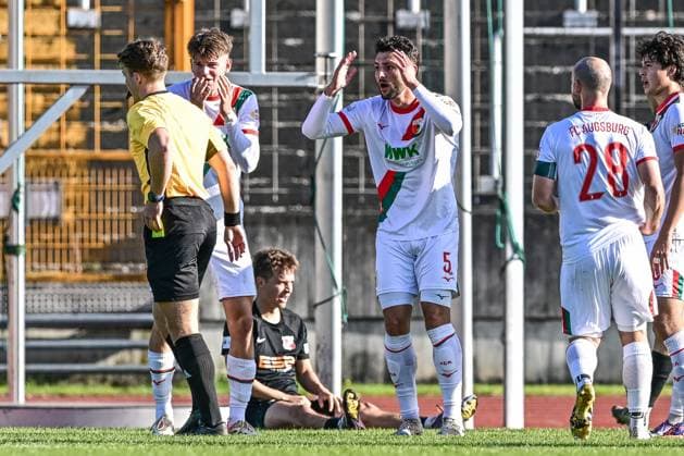 FC Augsburg II gegen Hankofen-Hailing 03.10.2025 Schiedsricher Raphael Salzberger gibt gelb gegen Maximilian Bauer (FC Augsburg II 5) und entscheidet Elfmeter , Augsburg, 03.10..2025 - 12. Spieltag der Regionalliga Bayern, FC Augsburg II gegen Hankofen-Hailing, Augsburg Rosenaustadion Copyright: xBEAUTIFULxSPORTS Märklx