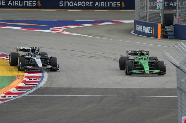 FORMULA 1 SINGAPORE AIRLINES SINGAPORE GRAND PRIX 2025 03.10.2025, Marina Bay Street Circuit, Singapore, FORMULA 1 SINGAPORE AIRLINES SINGAPORE GRAND PRIX 2025 , im Bild Andrea Kimi Antonelli (ITA), Mercedes-AMG Petronas Formula One Team, Nico Hülkenberg (DEU), Stake F1 Team Kick Sauber