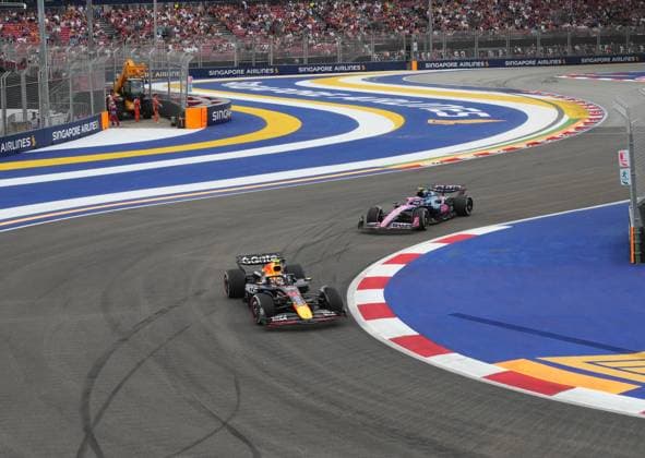 FORMULA 1 SINGAPORE AIRLINES SINGAPORE GRAND PRIX 2025 03.10.2025, Marina Bay Street Circuit, Singapore, FORMULA 1 SINGAPORE AIRLINES SINGAPORE GRAND PRIX 2025 , im Bild Yuki Tsunoda (JPN), Oracle Red Bull Racing, Franco Colapinto (BRA), Alpine F1 Team