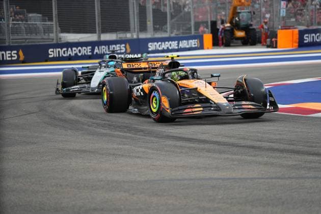 FORMULA 1 SINGAPORE AIRLINES SINGAPORE GRAND PRIX 2025 03.10.2025, Marina Bay Street Circuit, Singapore, FORMULA 1 SINGAPORE AIRLINES SINGAPORE GRAND PRIX 2025 , im Bild Lando Norris (GBR), McLaren F1 Team, George Russell (GBR), Mercedes-AMG Petronas Formula One Team